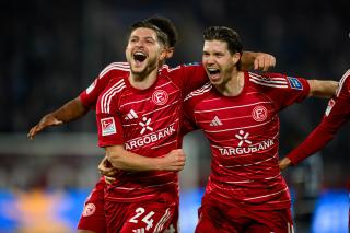 İlk 11'ler sahada, düello başlıyor!