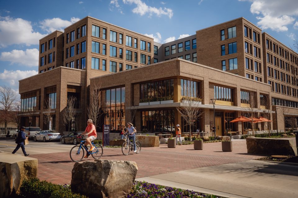 Hızla değişen yüzler, eski ve yeni arasındaki gerilim