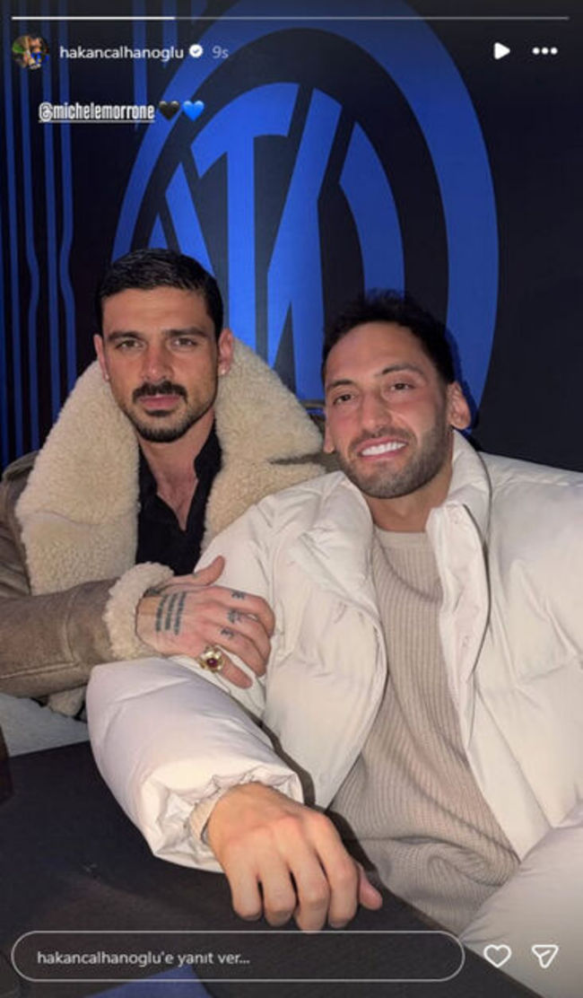 Futbolcu-oyuncu dostluğu, gülüşmeler, forma imza, İtalya