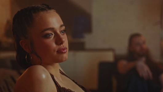 Dans ediyor, annesine benziyor, dikkat çekiyor, yeni video