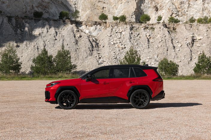 Şekil değiştiriyor, yollara yeni bir RAV4 çıkıyor