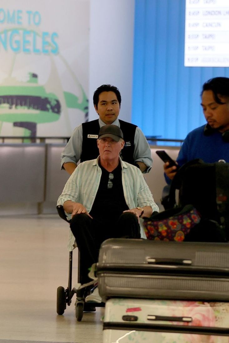 Yürürken destek aldı, yüzünde yorgun ama mutlu bir ifade