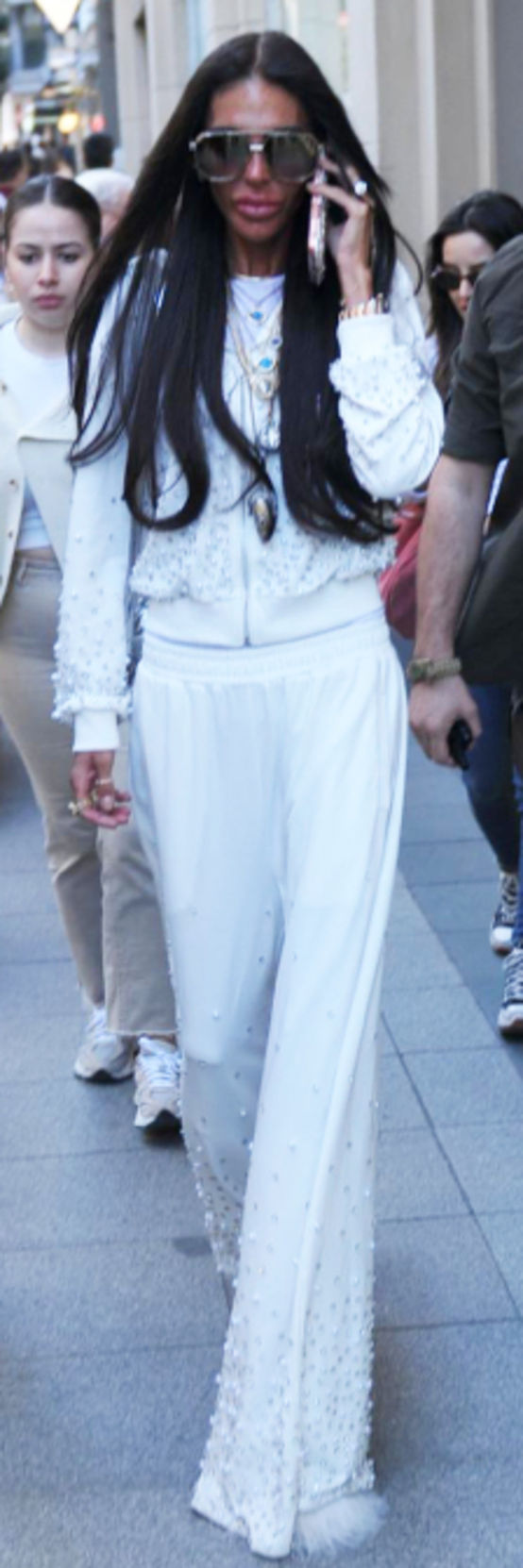 Alışverişte Süreyya Yalçın, telefonla ayrı bir dünyada