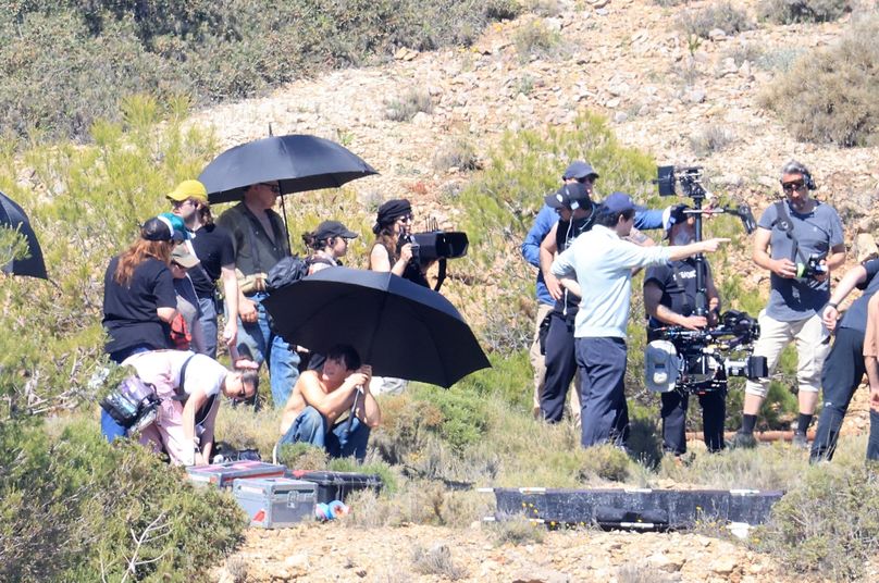 Atina sıcağına şemsiye ile meydan okuyan yıldız