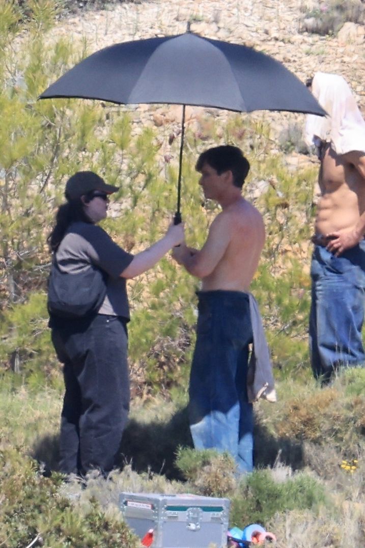 Güneşin altında şemsiyeli Cillian Murphy, Atina'da!