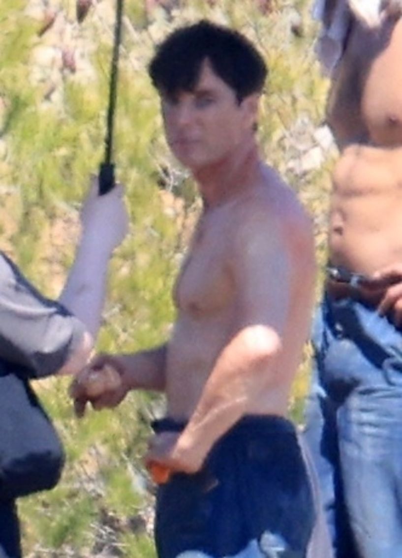 Güneşin altında şemsiyeli Cillian Murphy, Atina çekimleri