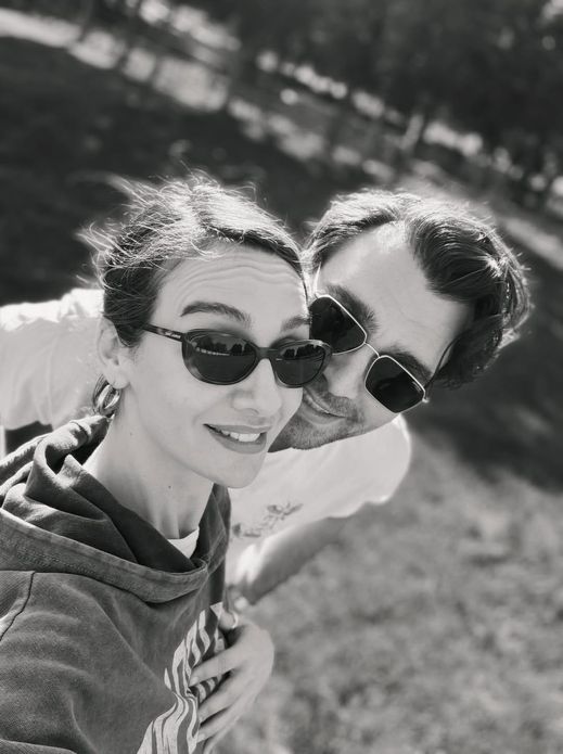 Gülüşler bulaşmış kadrajlara sıcak bir anı