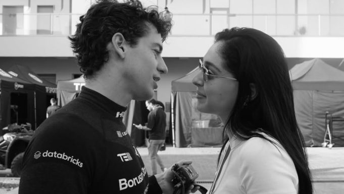 Ayrılık rüzgarı esiyor gibi; sessizlik, belirsizlik hakim