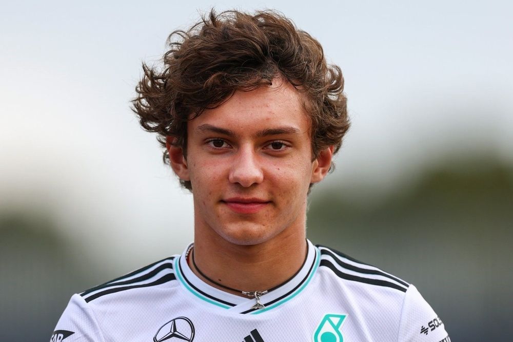 Motor sesiyle dinlenen genç pilot, eğlence dorukta