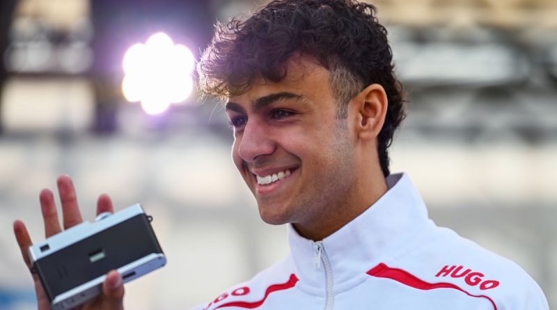 Genç pilotun heyecanı yüzünden okundu