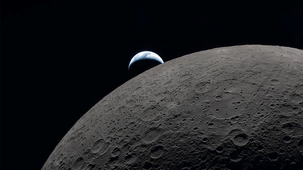 Uzayın derinliklerinden yükselen mavi gezegen, nefes kesen manzara