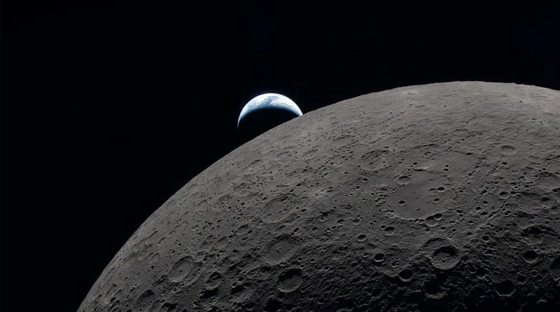 Uzakta, mavi gezegen yükseliyor, evrenin dinginliği