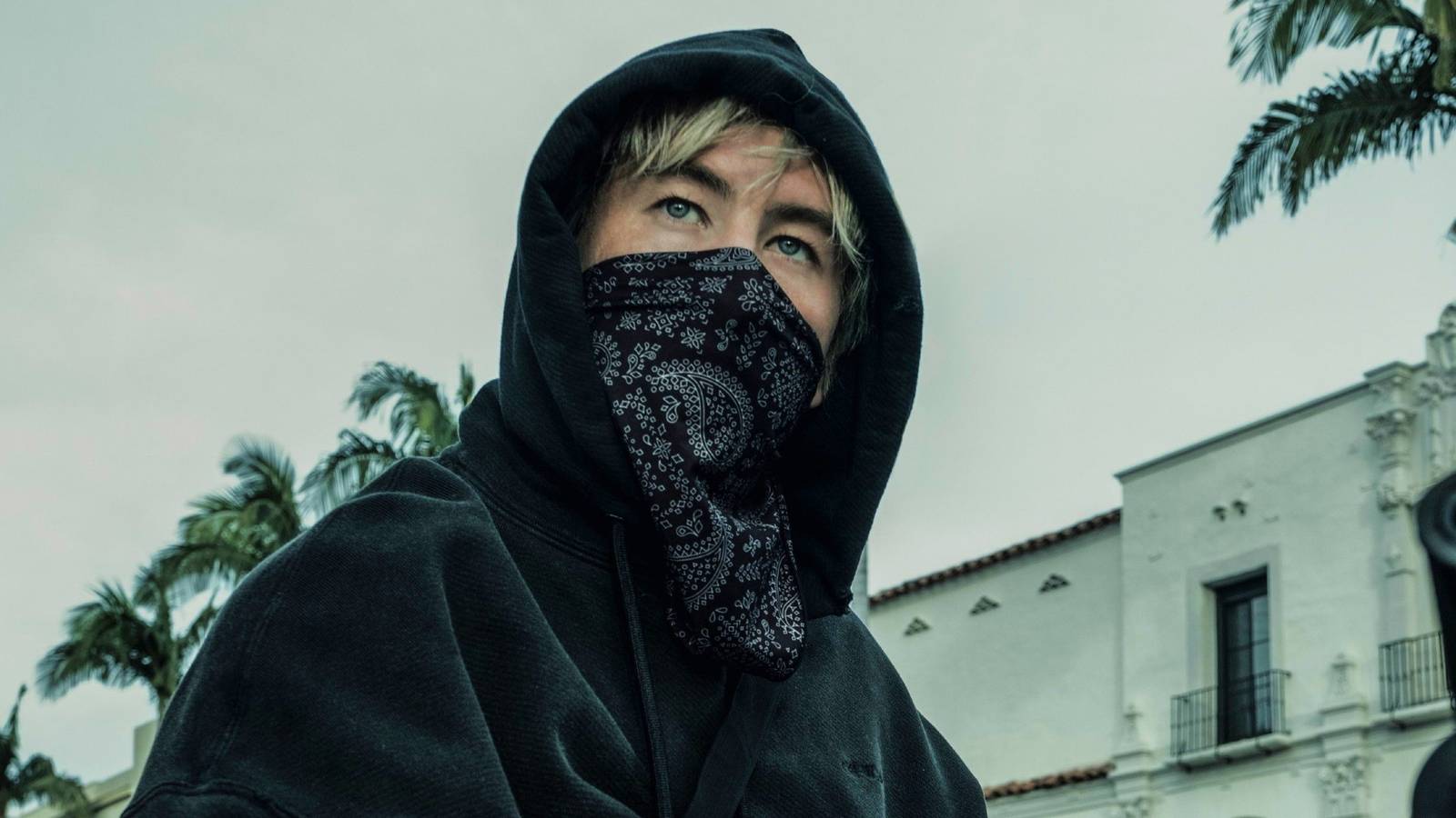 Hemsworth'un karizmasıyla dizi fırtına etkisi yaratıyor!