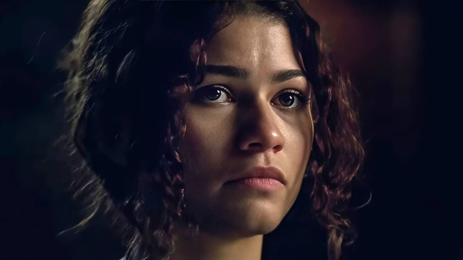 Gizemli bakışlar, karmaşık ilişkiler, beklenmedik sırlar açığa çıkıyor