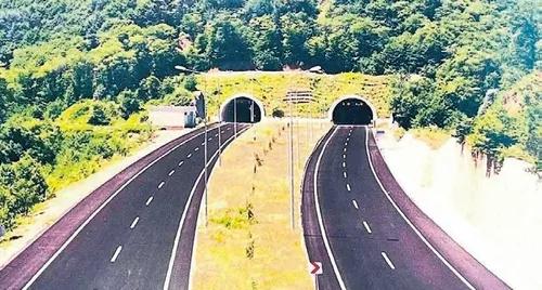 Asfalt kokusu, ilerleme arzusu, geleceğe bağlanan yollar