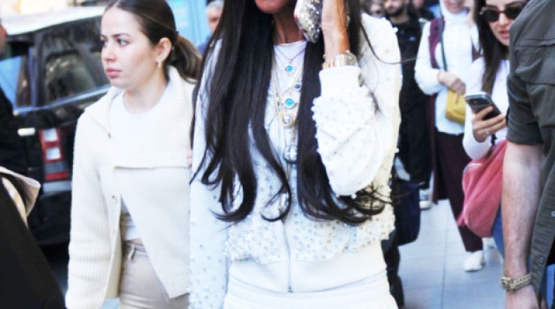 Alışverişte yakalandı, telefonla konuştu, formda göründü