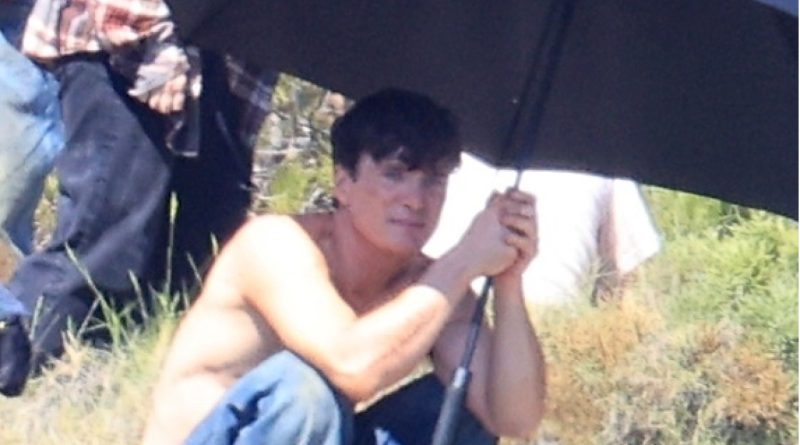 Güneşten kaçış: Atina'da Cillian Murphy'den şık koruma