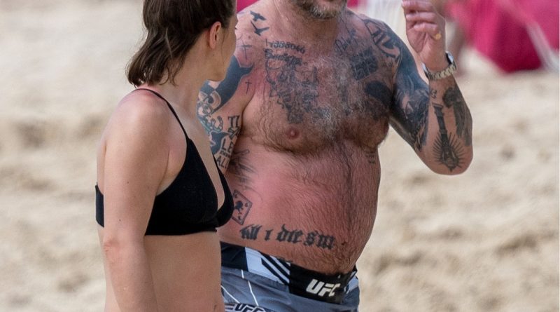 Gülüşler, kum taneleri, Barbados rüyası