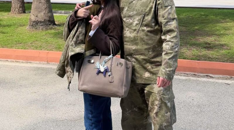 Gözyaşı ve gururla vatanına hizmete uğurladı