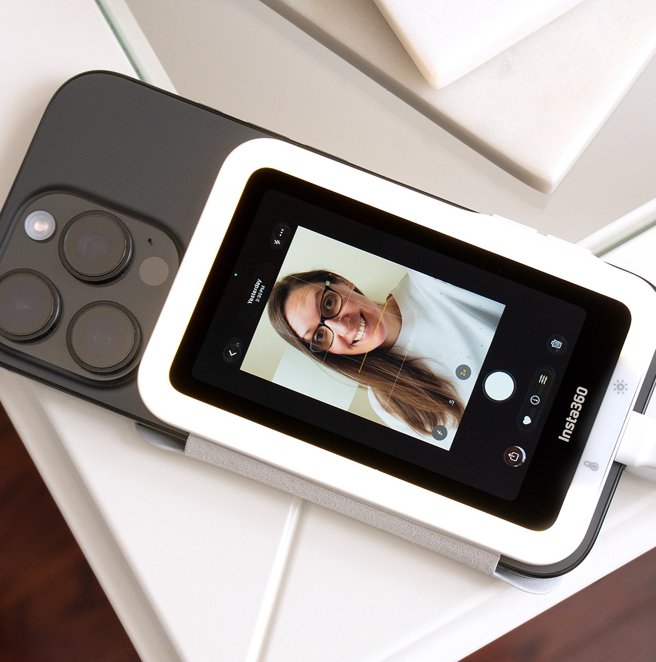 Manyetik ekranla arka kamera selfiesi yeni boyutlarda