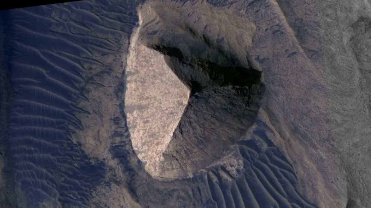 Gizemli kaya, Mars yüzeyinde ilginç sorular uyandırıyor