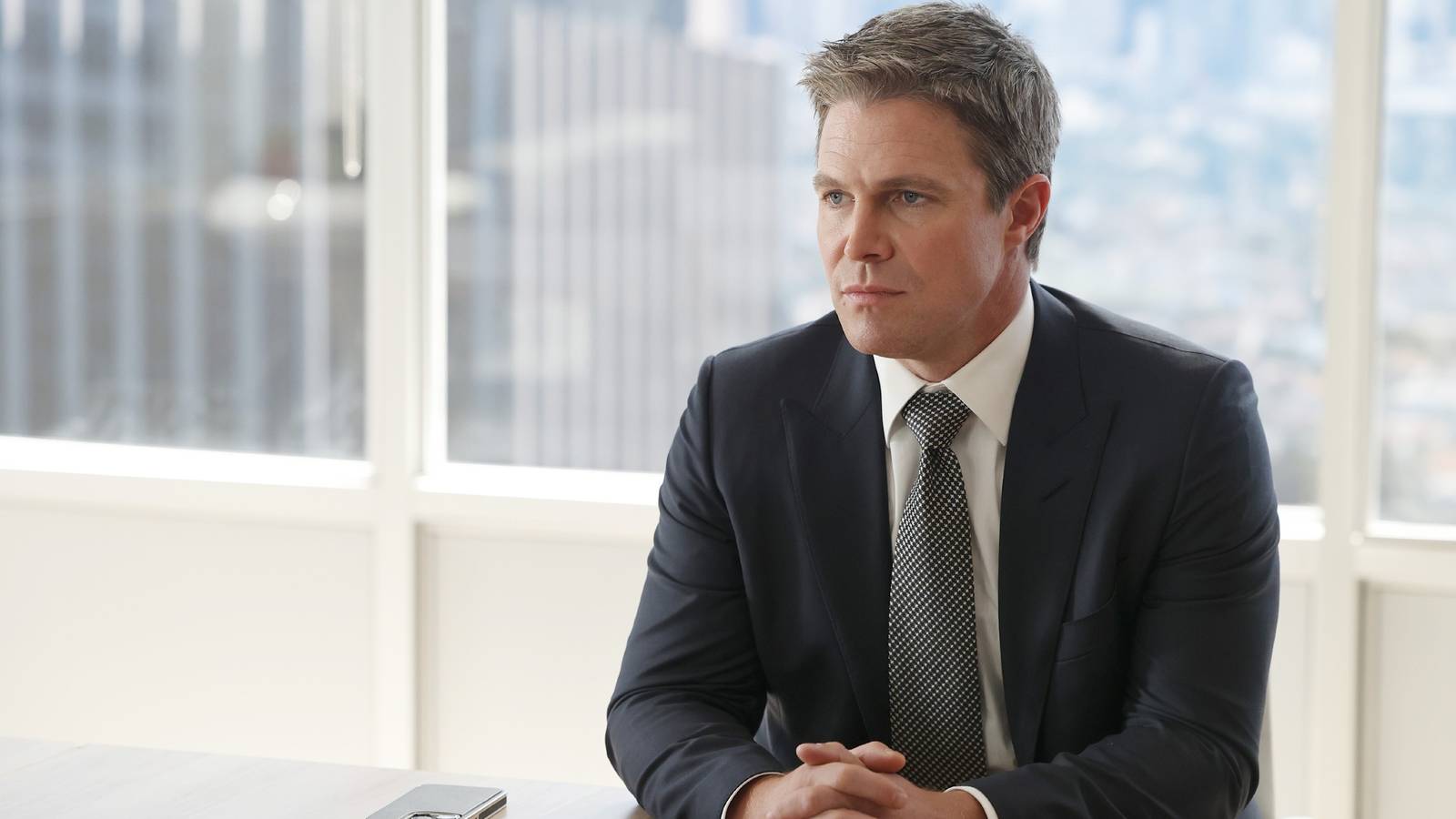 Stephen Amell, bayrağı devralıyor, umut yeniden doğuyor